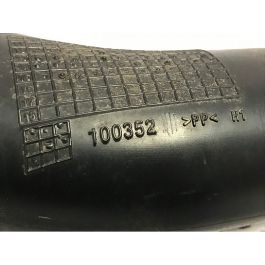 Патрубок воздушный Peugeot 308 1.6BlueHDI 2013-2021 9806604180